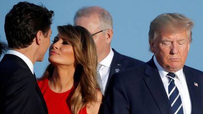 La primera dama estadounidense, Melania Trump, junto al presidente de EE UU, Donald Trump, y el primer ministro de Canadá, Justin Trudeau, en el G7 en Biarritz.