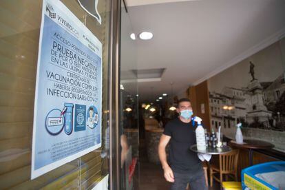 Un cartel en un establecimiento de A Mariña, Lugo, informa de los requisitos para poder acceder al local, el pasado 31 de julio.