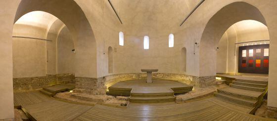 Panorámica del interior de la iglesia de Santa Cecilia con la obra de Scully 'Holly' en su lugar definitivo.
