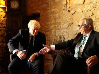 Jean-Claude Juncker y Boris Johnson, antes de iniciar su almuerzo, este lunes en un restaurante en Luxemburgo.