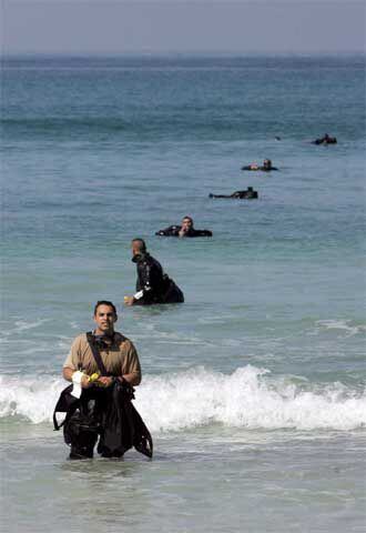 Soldados españoles calculan su posición por satélite ayer en una playa al sur de la ciudad libanesa de Tiro.