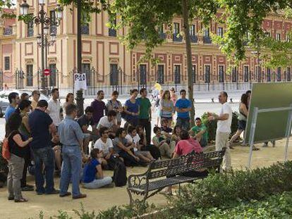Profesores y alumnos dan clase en la calle en Sevilla contra los recortes.