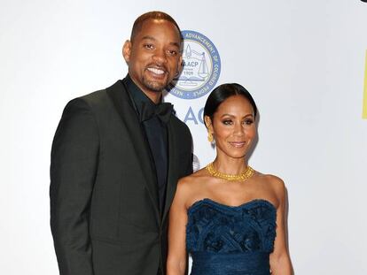 Will (1968, EE UU) y Jada Smith (1971, EE UU) llevan casados 20 años, tienen tres hijos en común y forman uno de los matrimonios más estables de Hollywood. "¿Deberíamos estar casados con individuos que no pueden ser responsables de sus actos ni de su libertad? ¿Deberíamos mantener relaciones con personas cuyos valores, integridad y amor no nos dan confianza? Tanto mi marido como yo podemos hacer lo que queremos, porque confiamos el uno en el otro", explicaba Jada Smith. El actor, por su parte, también ha manifestado públicamente en varias ocasiones estar de acuerdo con la forma de entender el amor en pareja de su mujer: "Nuestro único trato es confiar el uno en el otro. Yo no soy el espía de nadie. Soy un hombre adulto y libre que lo único que necesita es poder mirarse al espejo al final del día sintiendo que ha hecho las cosas bien". En la imagen, Will Smith y Jada Pinkett Smith en los premios NAACP Image celebrados en Pasadena, California, en 2016.