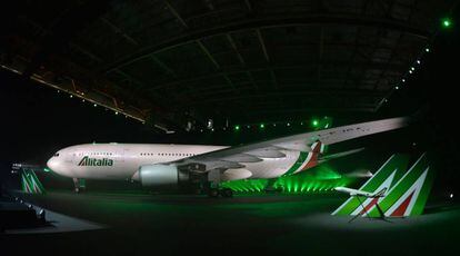 Un Airbus A330-200 en un hangar de Alitalia de Fiumicino.