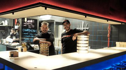 Los cocineros Fernando Moreno y Gonzalo García en la barra de Haranita, en Madrid.