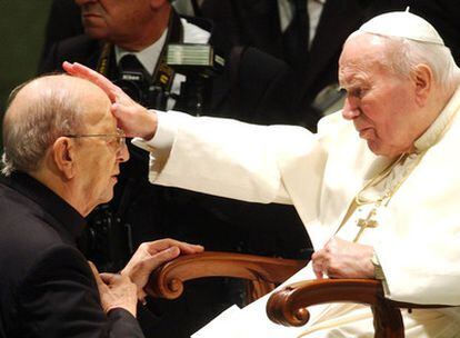 Juan Pablo II bendice a Marcial Maciel durante una audiencia especial al fundador de los Legionarios de Cristo y del Regnum Christi, en noviembre de 2004.