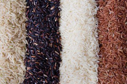 El arroz es un básico de la despensa. Además de ser un cereal bastante versátil, es muy difícil que se estropee: “Se trata de un producto que ha sido desecado y presenta una cantidad muy baja de agua (inferior a 0,6%), por lo que no se puede observar crecimiento microbiano”, explica María Jesús Hernández, tecnóloga de alimentos.