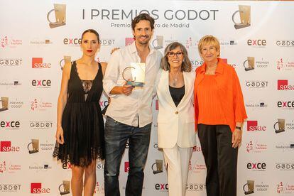 Nur Levi, Juan Diego Botto, Cristina Rota y Concha Busto, parte del equipo de 'Una noche sin luna', con el premio a mejor obra en los Godot.
