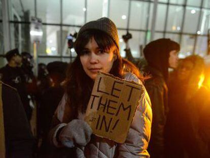 Miles de manifestantes tomaron las terminales de los grandes aeropuertos del país para condenar la medida