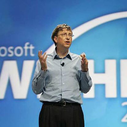 Bill Gates se dirige a los ingenieros de <i>hardware</i> de Windows durante la conferencia de este martes en Los Ángeles.