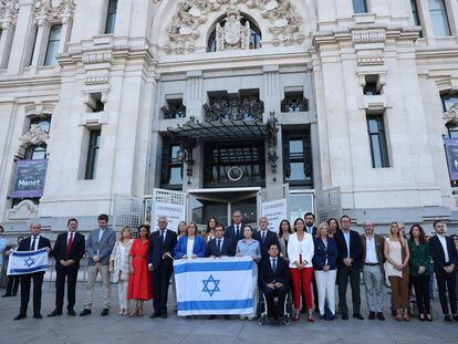 El alcalde de Madrid, José Luis Martínez-Almeida, este martes junto al resto de los partidos menos Más Madrid, durante un minuto de silencio por los atentados en Israel