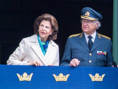 Los reyes de Suecia, Carlos Gustavo y Silvia, en Estocolmo durante las celebraciones del 73 cumpleaños del monarca.