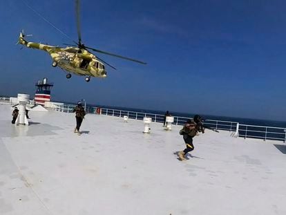 Milicianos hutíes asaltaban desde un helicóptero el pasado 19 de noviembre el carguero 'Galaxy Leader'.