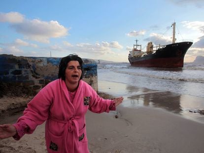 Debido al temporal un buque ha quedado varado en la playa del rinconcillo en Algeciras