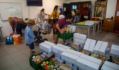 Un grupo de personas se acercaba a recoger alimentos en una campaña contra la pobreza en San Sebastián, en septiembre.