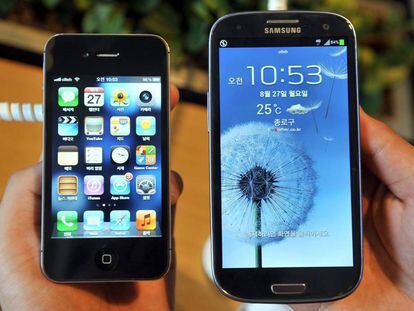 El iPhone 4s (izquierda) de Apple y el Samsung's Galaxy S3.