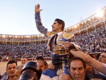 El diestro Alejandro Talavante sale a hombros de los aficionados por la puerta grande de Las Ventas. 