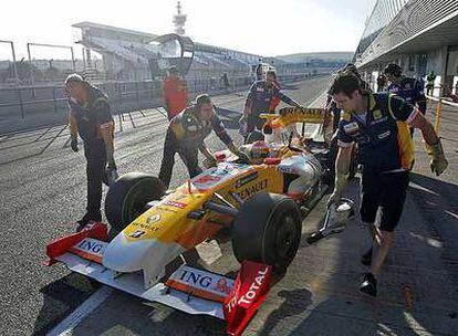 Alonso hace una parada durante los entrenamientos libres en Jerez.