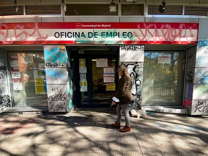 Una persona pasa por delante una Oficina de Empleo ubicada en Madrid.