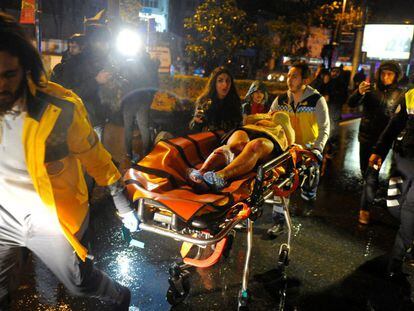 Uma mulher ferida no ataque é transferida para ambulância. Ao menos 35 pessoas morreram no atentado na boate em Istambul.