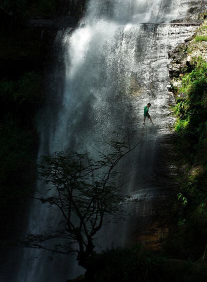 Salto de agua en el cañón de Chicamocha, Colombia