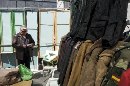 Hay comerciantes de al por mayor que se acercan al Rastro a primera hora de la mañana a por ropa que luego venden en sus negocios.