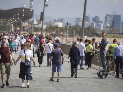 Turistas de paseo en la Barceloneta (Barcelona)