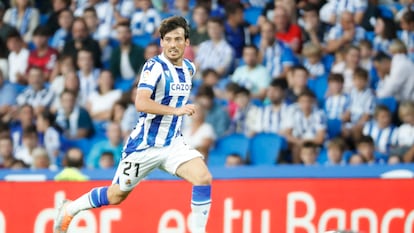 El centrocampista de la Real Sociedad, David Silva, durante un encuentro frente al Espanyol en el estadio de Anoeta, en San Sebastián.