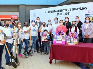 Miembros del colectivo Guerreras Buscadoras reciben palas del Ayuntamiento de Guaymas, en Sonora, este miércoles.