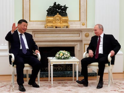 El presidente chino, Xi Jinping, a la izquierda, junto a su homólogo ruso, Vladímir Putin, durante su encuentro en Moscú este lunes.