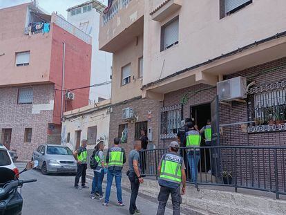 Registro en el barrio de Reina Regente, en Melilla, en la mañana de este martes, durante la operación policial contra el supuesto fraude electoral.