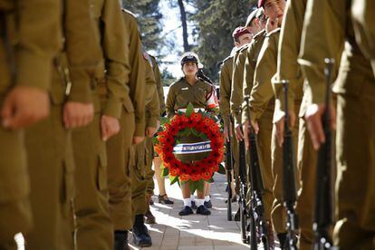 Una soldado sostiene una corona de flores durante el funeral de estado del expresidente israelí y premio Nobel de la Paz, Simón Peres, celebrado en el cementerio del Monte Herzl, en Jerusalén.