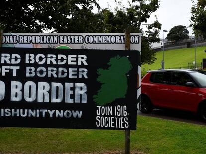 Cartel en la frontera de Irlanda e Irlanda del Norte, en Londonderry.