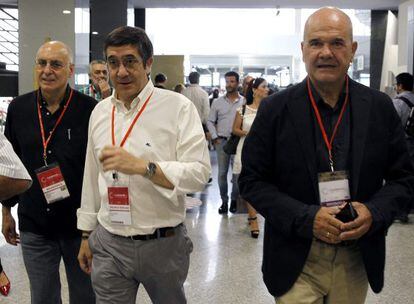 Rodolfo Ares, Patxi López y Manuel Chaves, de izquierda a derecha en el congreso del PSOE.