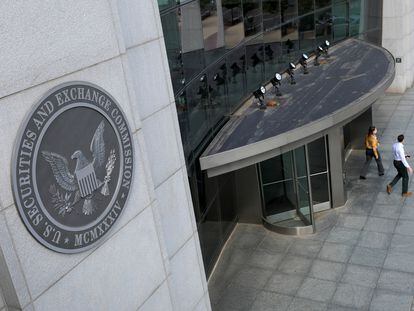 Dos personas abandonan la sede de la SEC en Washington.