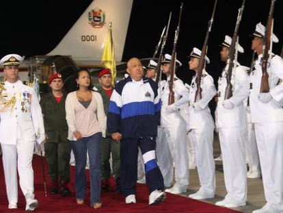 El presidente de Venezuela (en el centro, en chándal) es recibido por su Gobierno a su llegada a Caracas tras someterse a un cuarto ciclo de quimioterapia en La Habana, en una foto facilitada por la Presidencia.