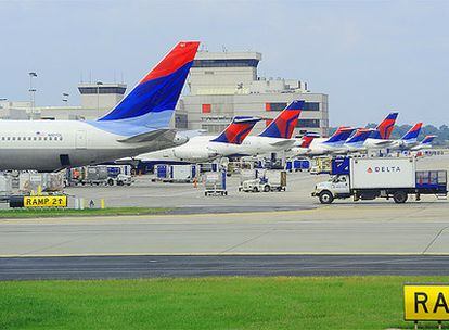 Aviones de Delta en el aeropuerto de Atlanta, esperando su turno de salida.- El aeropuerto, lugar donde se ha originado el problema, es el de mayor tráfico de EE UU