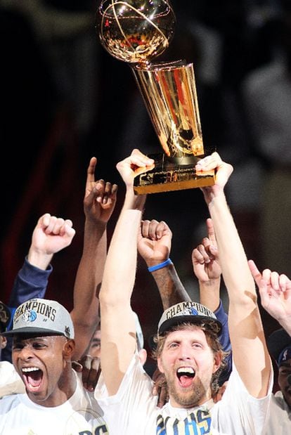 Dirk Nowitzki levanta el trofeo que acredita a Dallas como campeón de la NBA tras vencer a Miami  por 105-95.