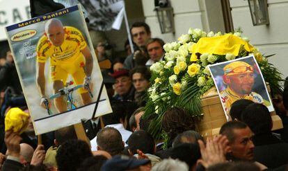 Marco Pantani falleció el 14 de febrero de 2004 a los 34 años. En la imagen, compañeros y familiares del ciclista portan el féretro con sus restos mortales desde la iglesia de San Giacomo, en Cesenatico, su ciudad natal.