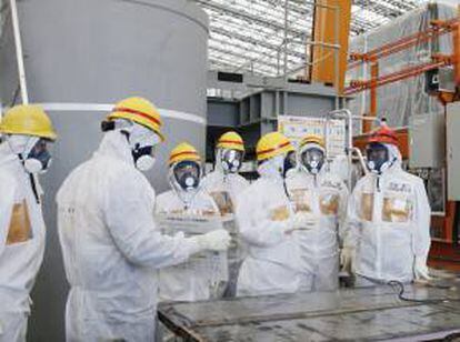 El primer ministro nipón, Shinzo Abe (d), durante la visita a la planta nuclear de Fukushima, en Japón, el  19 de septiembre de 2013. EFE/Kyodo News/Archivo