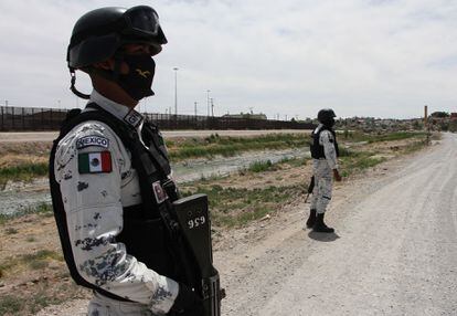 Elementos de la Guardia Nacional patrullan la frontera con EE UU en Ciudad Juárez.
