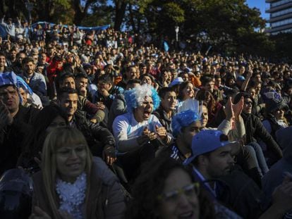 Miles de argentinos ven el partido de su selección contra Croacia en una pantalla gigante colocada por el ayuntamiento en la Plaza San Martín, en Buenos Aires.