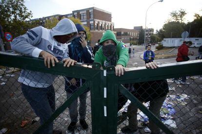 Estudiantes colocan barricadas frente a la entrada de Somosaguas