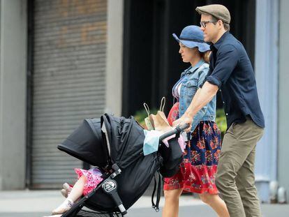 Blake Lively y Ryan Reynolds, con sus hijos.