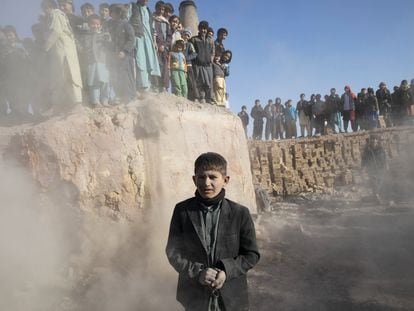 Morteza, de 10 años, recogía carbón en una fábrica de ladrillos, el 16 de diciembre cerca de Herat.
