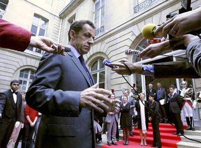 Nicolas Sarkozy se dirige a los medios de comunicación, ayer en París.