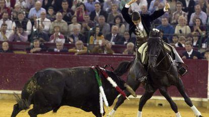  La rejoneadora francesa Lea Vicens pone dos banderillas a su segundo toro, de la ganader&iacute;a de Ferm&iacute;n Boh&oacute;rquez, al que ha cortado dos orejas en la corrida de la Feria del Pilar.