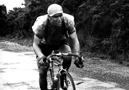 Antón Barrutia, sube el puerto de Sollube en 1954.