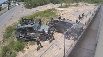 Los militares acercándose a la camioneta de los civiles armados.