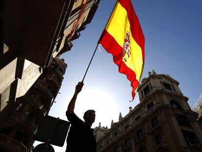 Un manifestante con una bandera española, en una protesta en Barcelona.